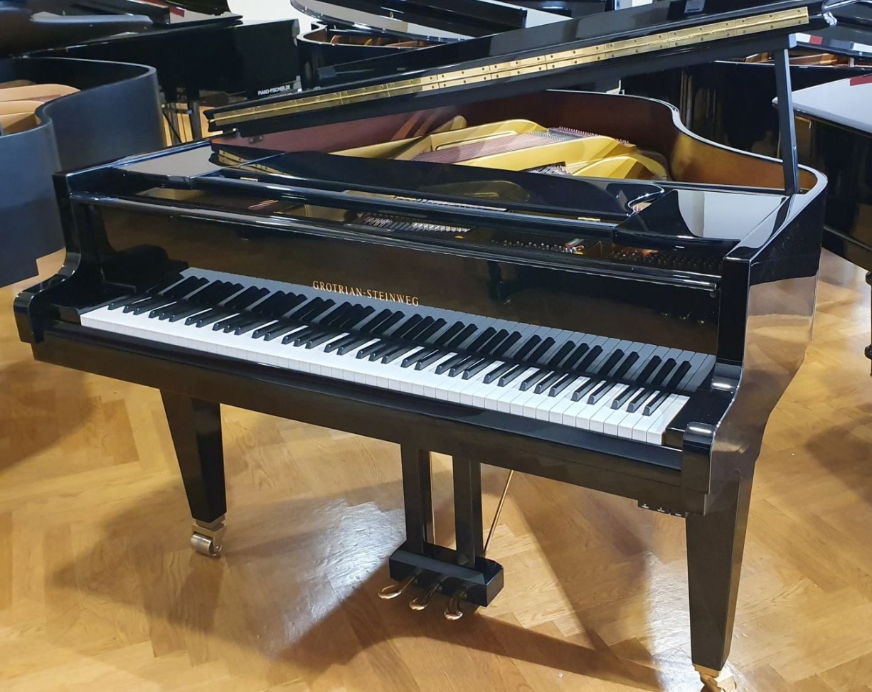 Grotrian-Steinweg Chambre 165 von 1999 in Schwarz glänzend
