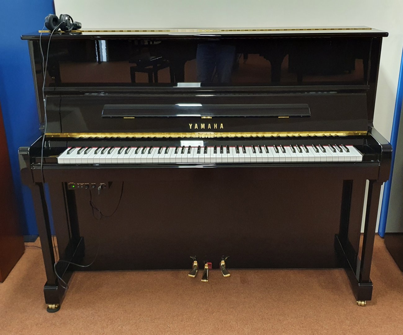 Yamaha P-121 Silent von 2009 in Schwarz glänzend
