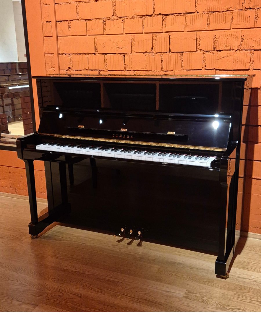 Yamaha P-121 HG von 2006 in Schwarz glänzend