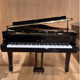 Yamaha C3 von 1994 in Schwarz glänzend