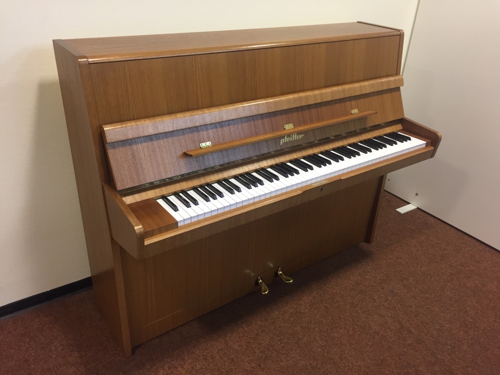 Pfeiffer 112 von 1983 in Holz glänzend