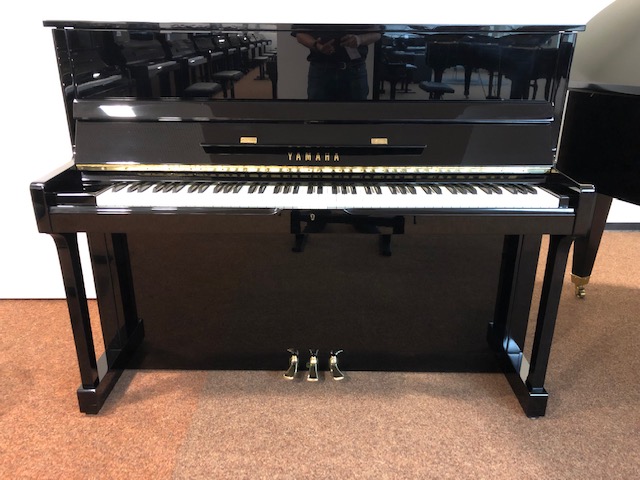 Yamaha SU-118 von 1984 in Schwarz glänzend