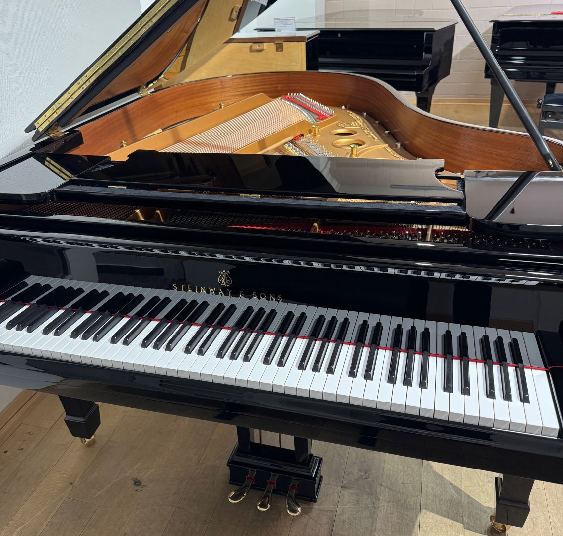 Steinway & Sons O-180 von 1921 in Schwarz glänzend