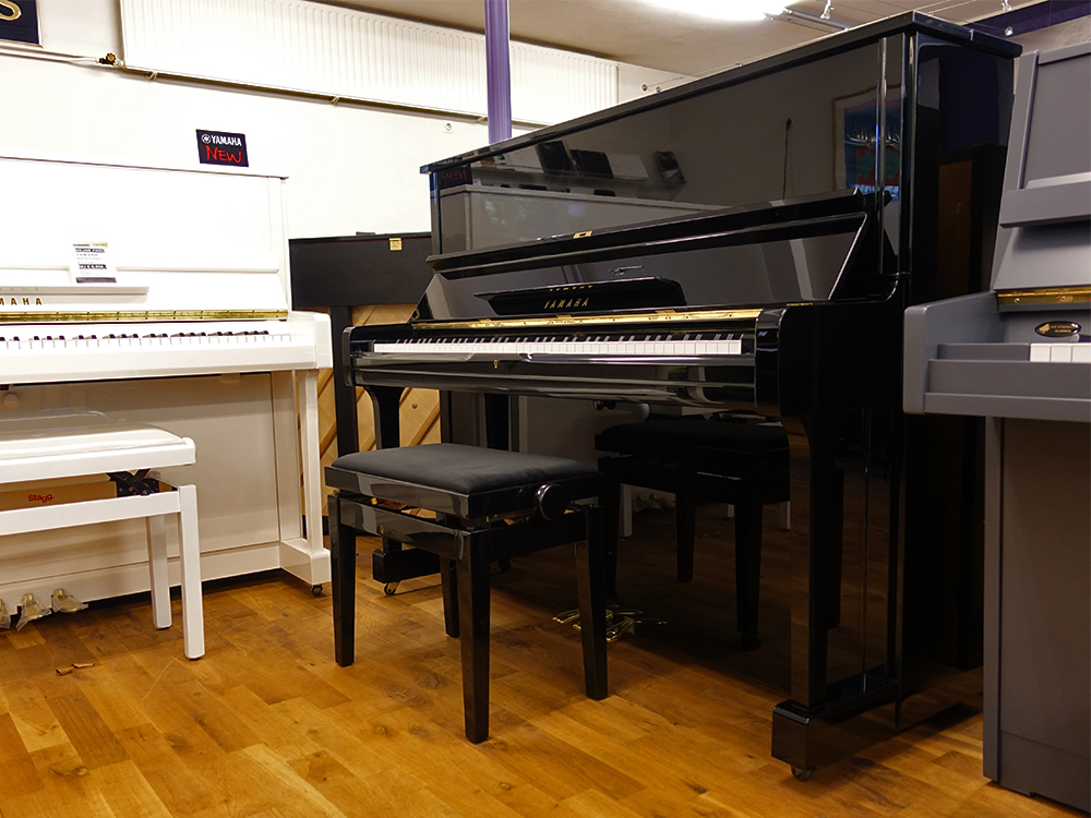 Yamaha U1 A von 1984 in Schwarz glänzend