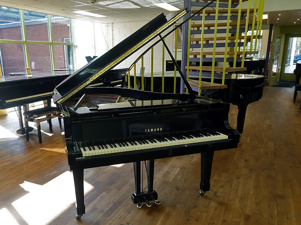 Yamaha C3 D von 1979 in Schwarz glänzend