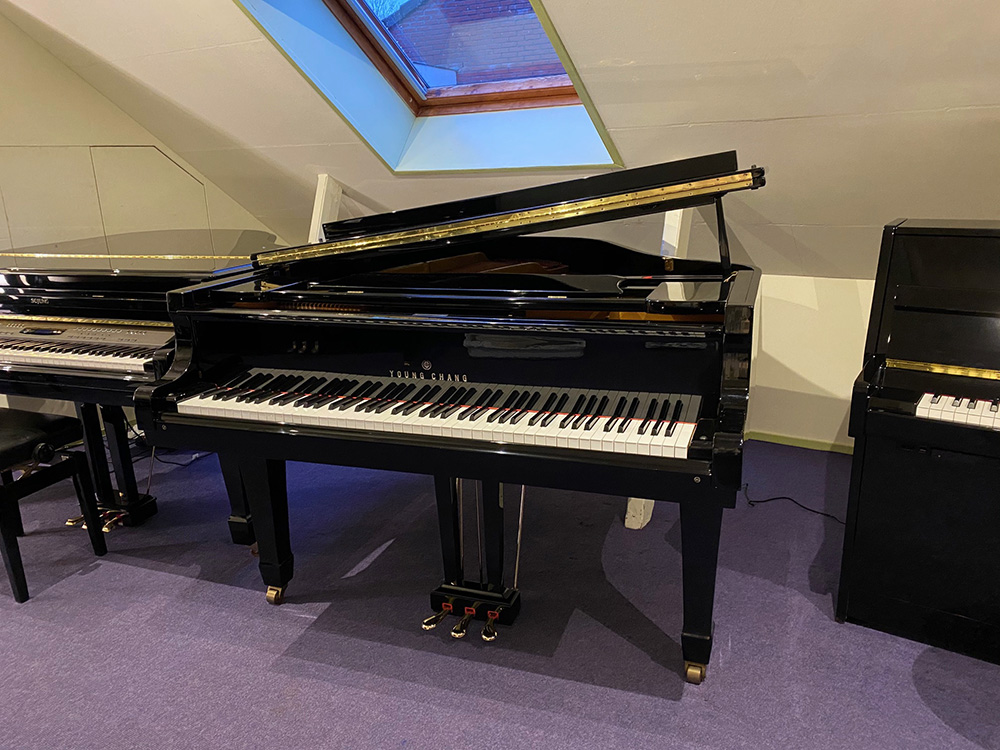 Young Chang G157 von 1983 in Schwarz glänzend