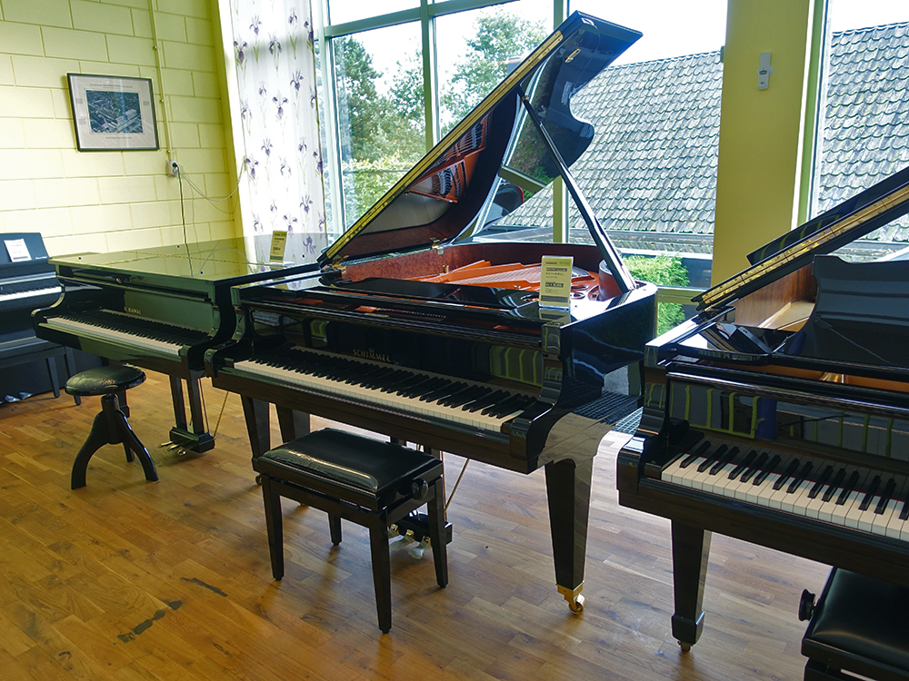 Schimmel C 189 T von 2014 in Schwarz glänzend