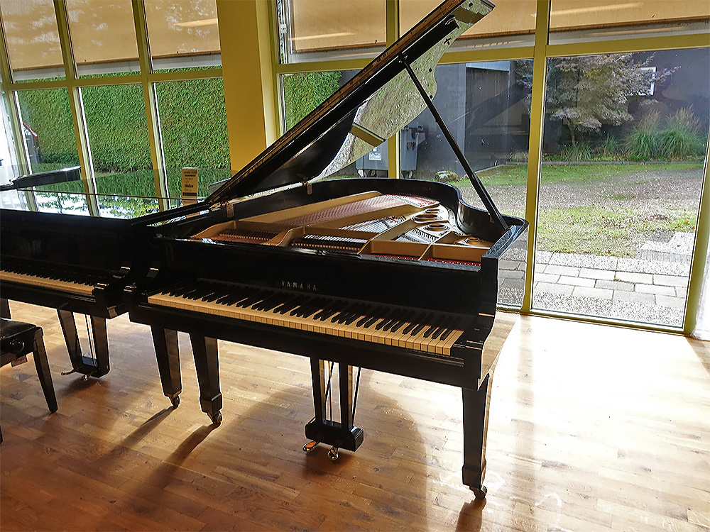 Yamaha C3 D von 1980 in Schwarz glänzend