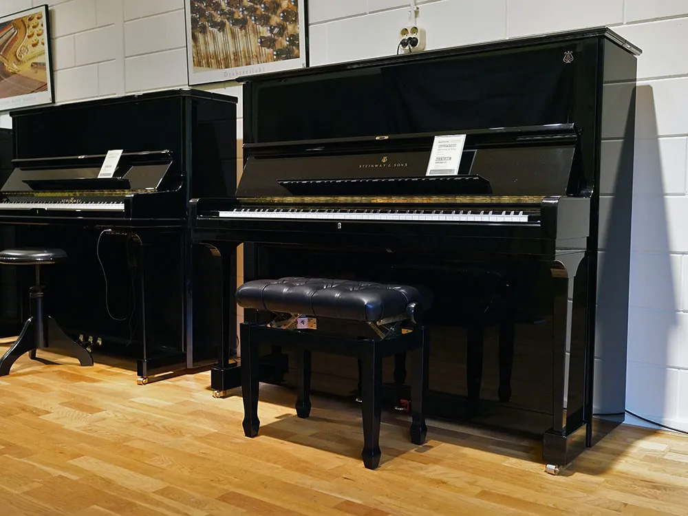 Steinway & Sons K132 von 2002 in Schwarz glänzend