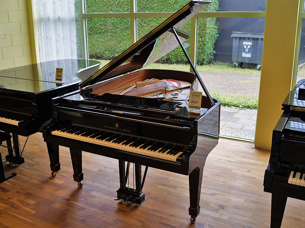 Steinway & Sons B von 1979 in Schwarz glänzend
