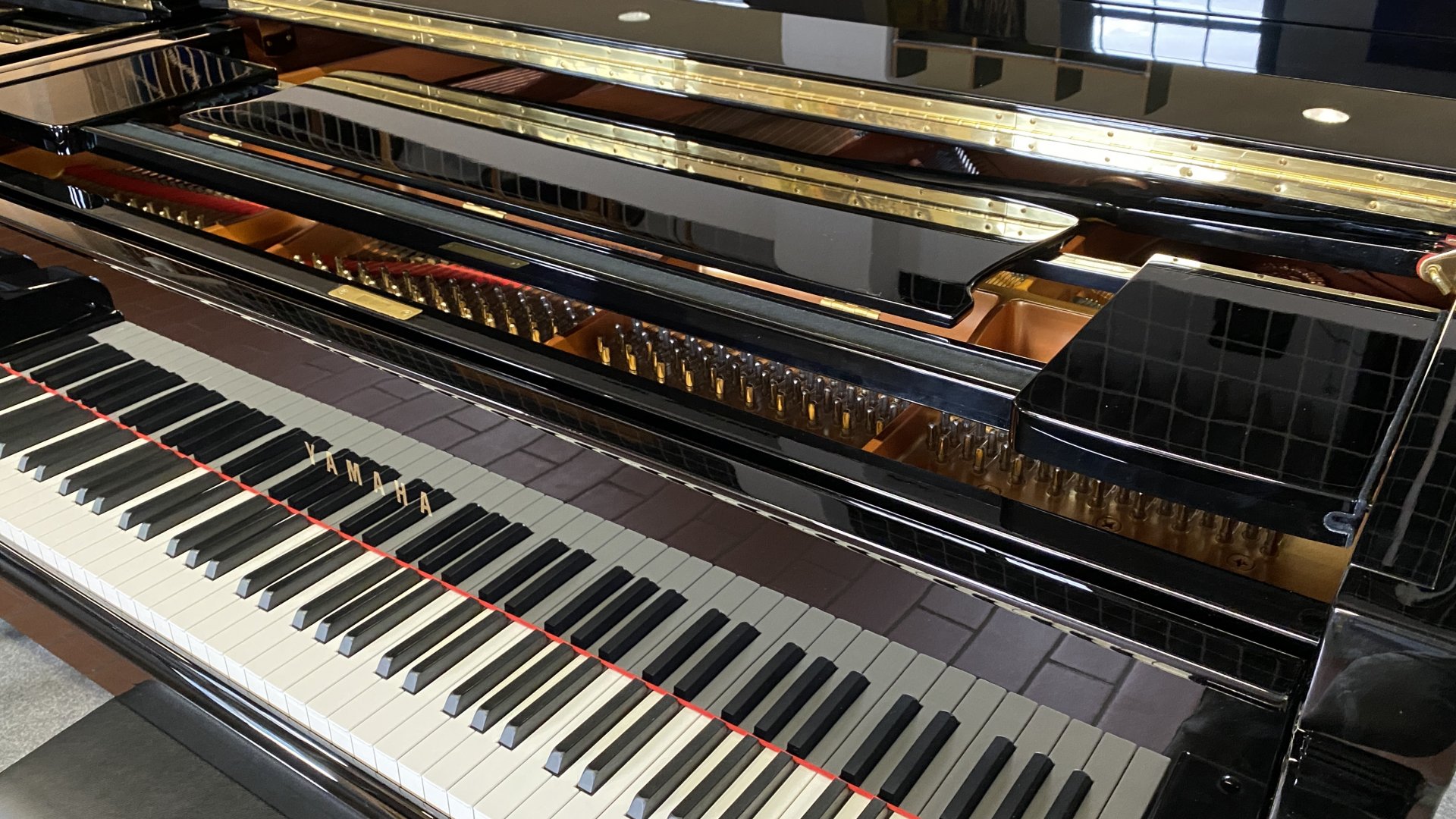 Yamaha S6 von 2007 in Schwarz glänzend