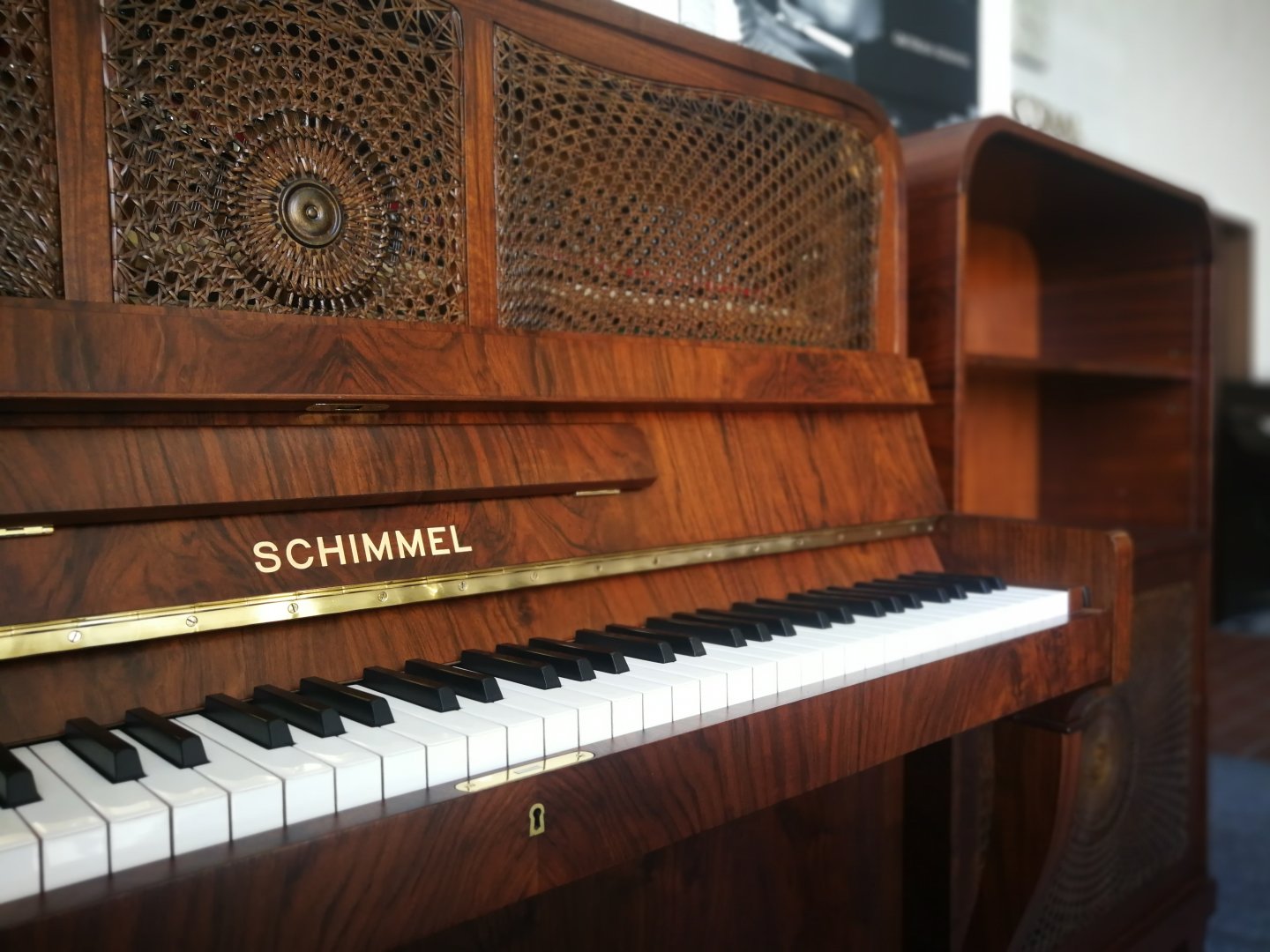 Schimmel 125 von 1930 in Holz matt