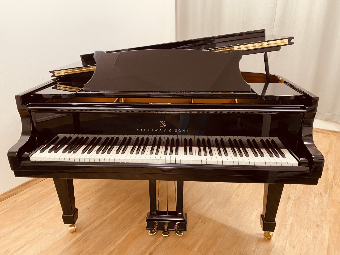 Steinway & Sons O-180 von 1986 in Schwarz glänzend
