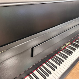 August Förster Super 118 von 1980 in Schwarz matt