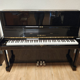 Yamaha U1A von 1992 in Schwarz glänzend