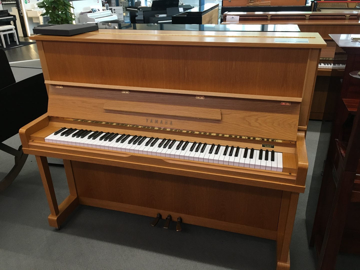Yamaha U1N von 1977 in Eiche matt