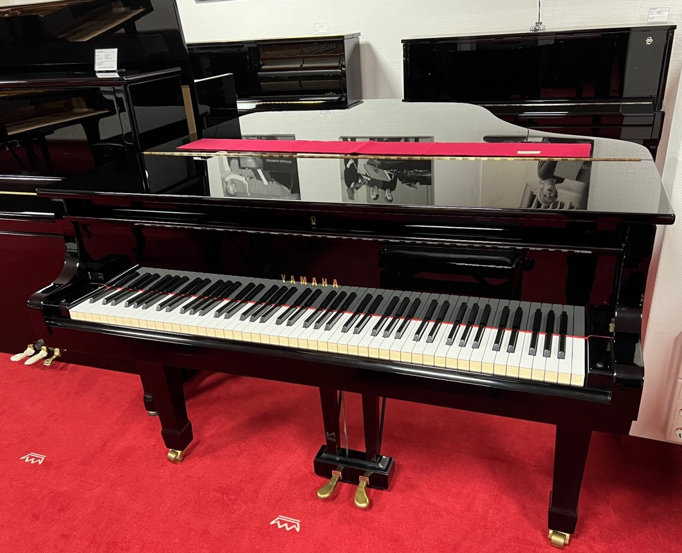Yamaha G2 von 1975 in Schwarz glänzend