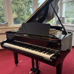 Yamaha C3 von 1975 in Schwarz glänzend