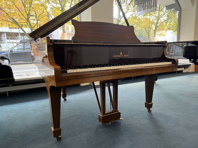 Steinway & Sons S-155 von 1964 in Nussbaum glänzend