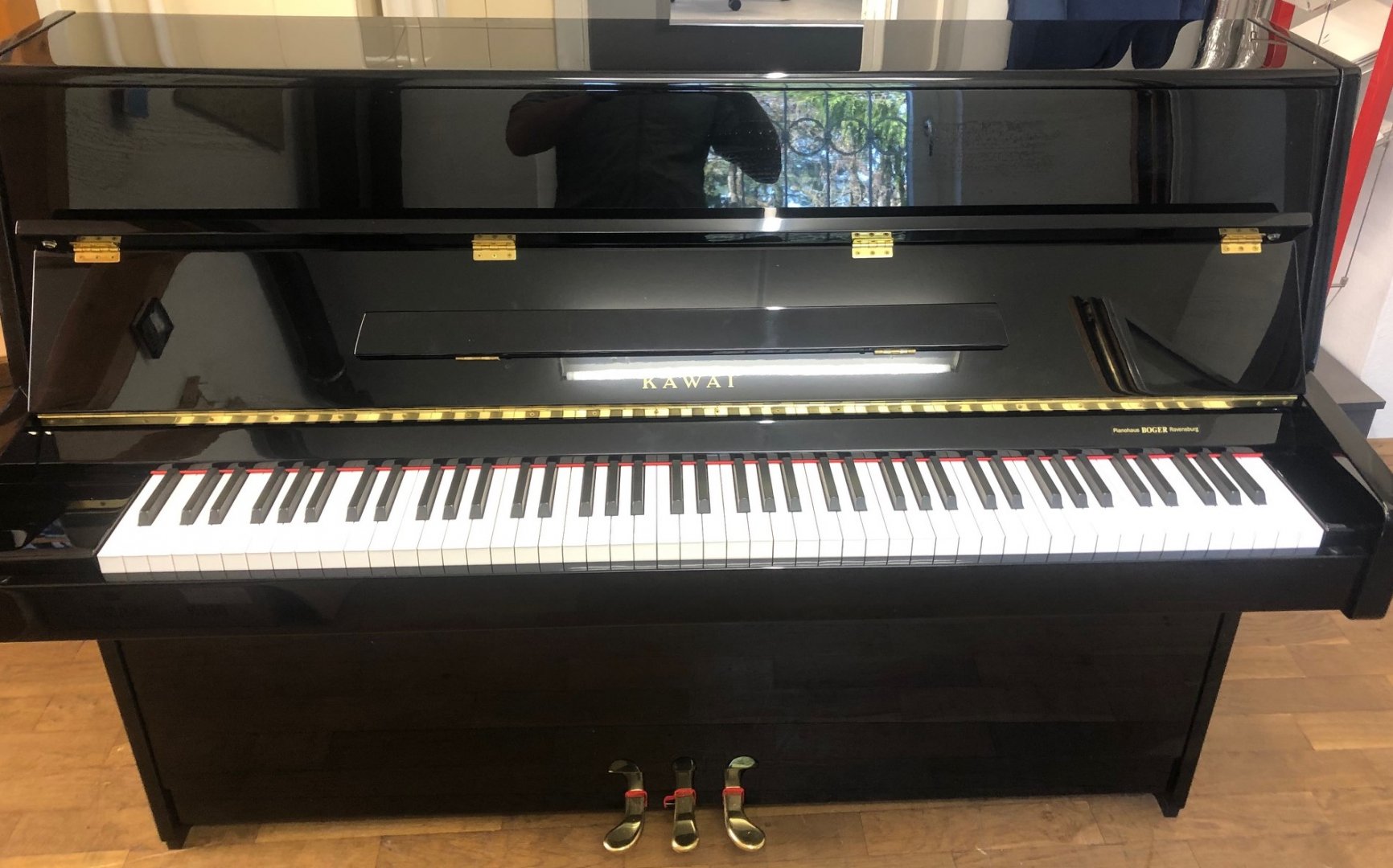 Kawai K 15 E von 2005 in Schwarz glänzend
