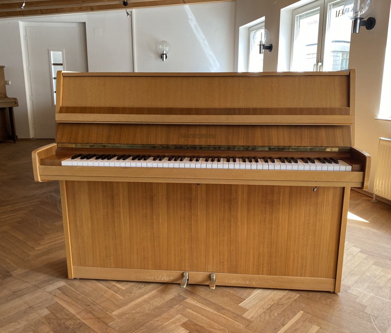 Grotrian-Steinweg 110 von 1977 in Nussbaum glänzend