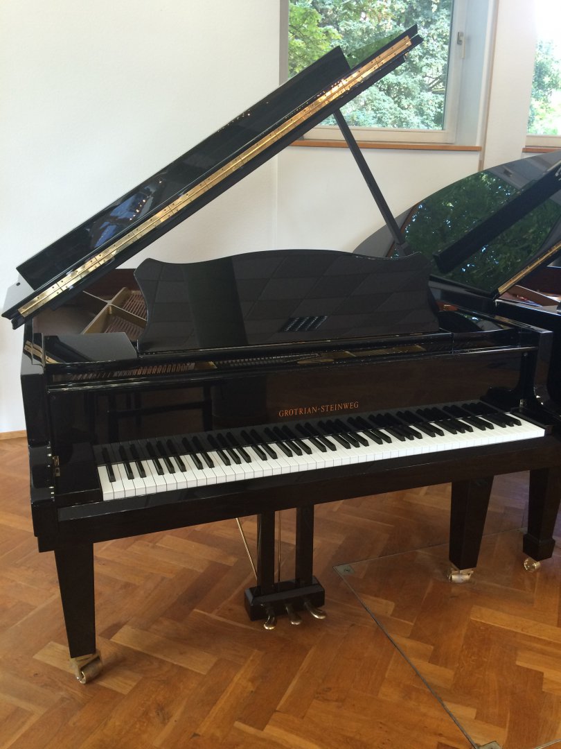 Grotrian-Steinweg Cabinet von 2007 in Schwarz glänzend