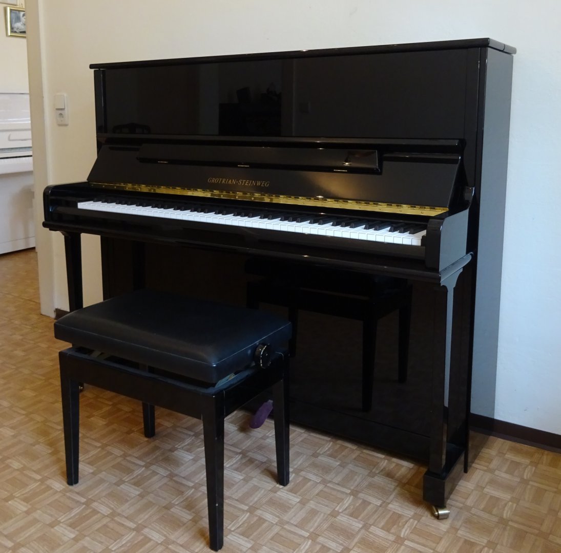 Grotrian-Steinweg Classic von 2010 in Schwarz glänzend