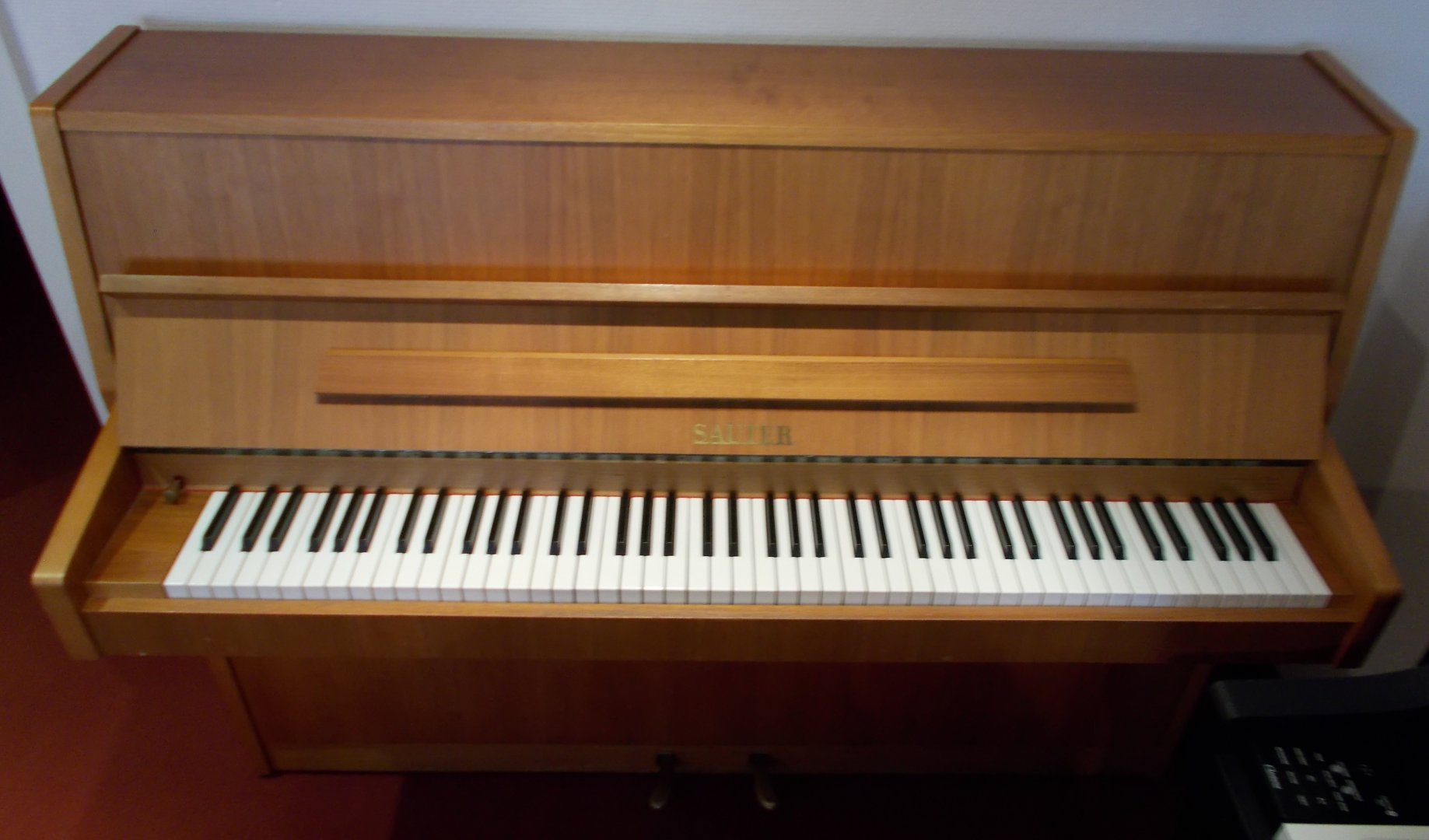Sauter 108 von 1970 in Nussbaum matt