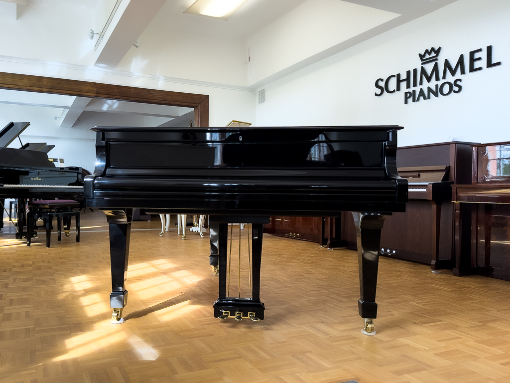 Steinway & Sons B 211 von 2003 in Schwarz glänzend