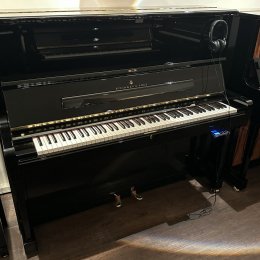 Steinway & Sons Modell K mit Stummschaltung von 2002 in Schwarz glänzend