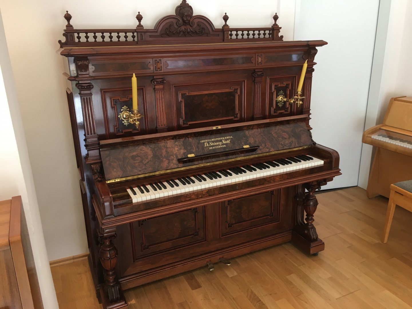 Grotrian-Steinweg 138 Stilinstrument von 1889 in Wurzelnussbaum glänzend