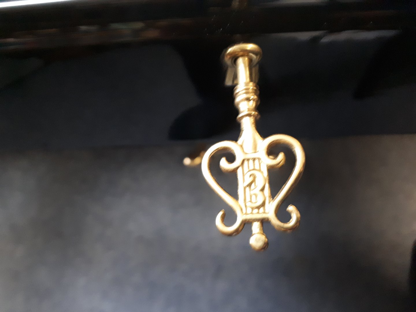Steinway & Sons V-125 gebraucht von 1995 in Schwarz glänzend