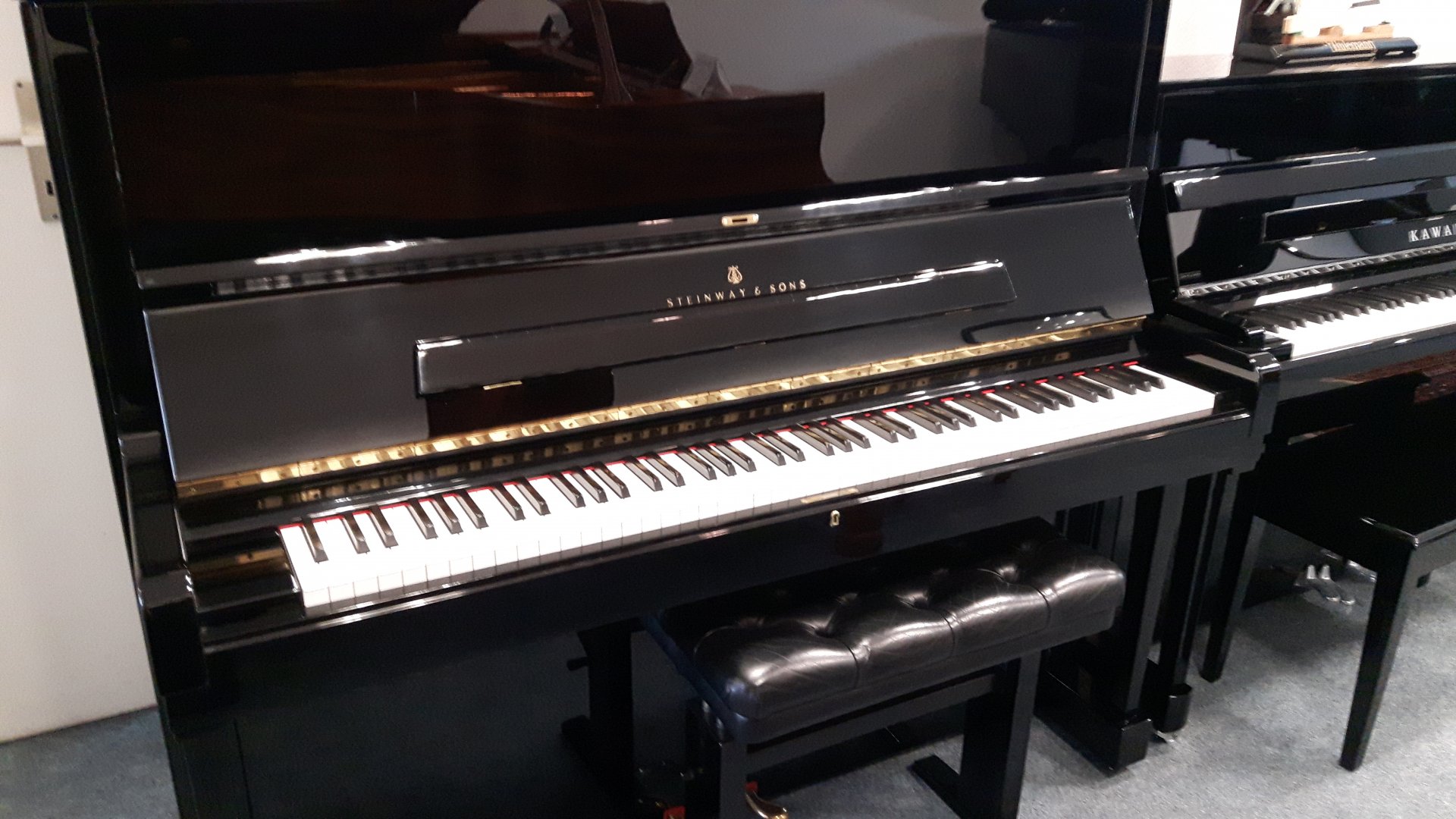 Steinway & Sons V-125 gebraucht von 1995 in Schwarz glänzend