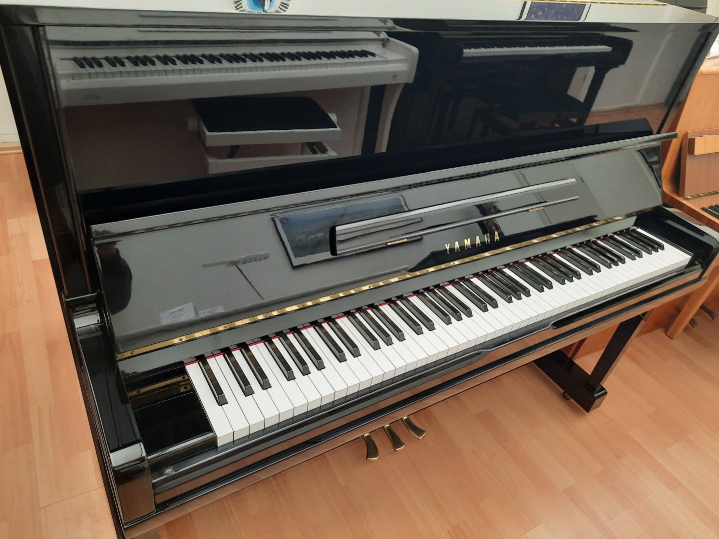 Yamaha U 3 H von 1981 in Schwarz glänzend