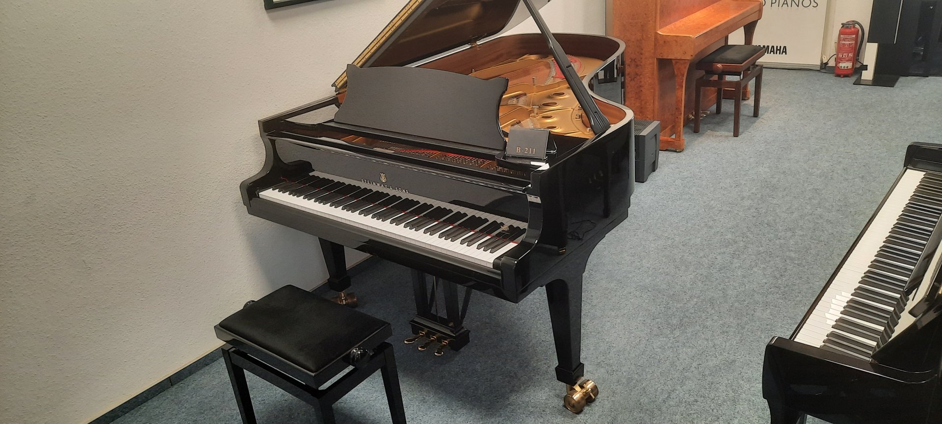 Steinway & Sons B-211 von 1994 in Schwarz glänzend