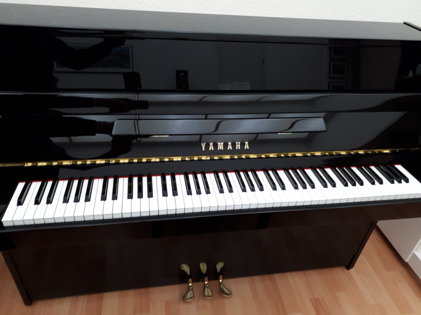 Yamaha C110 von 2000 in Schwarz glänzend