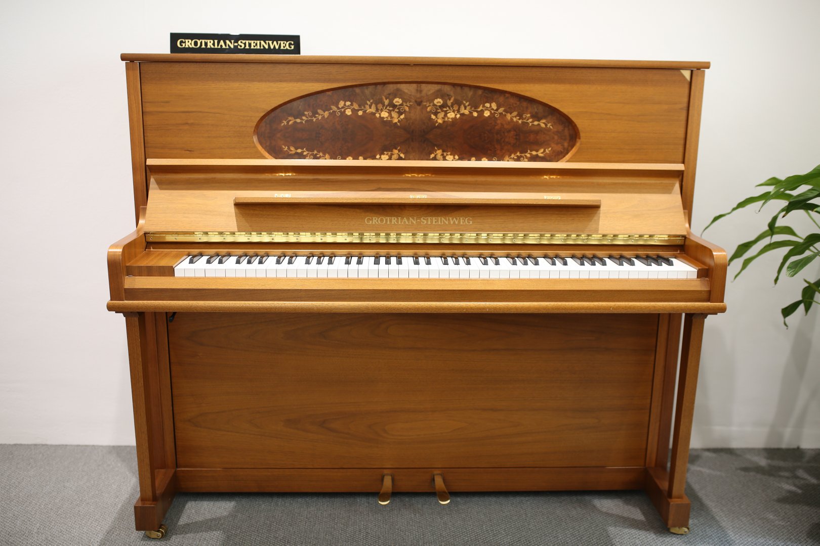 Grotrian-Steinweg 124 Classic von 1995 in Nussbaum matt