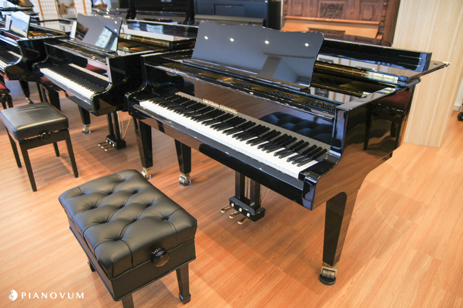 Grotrian-Steinweg 192 Cabinet von 1989 in Schwarz glänzend