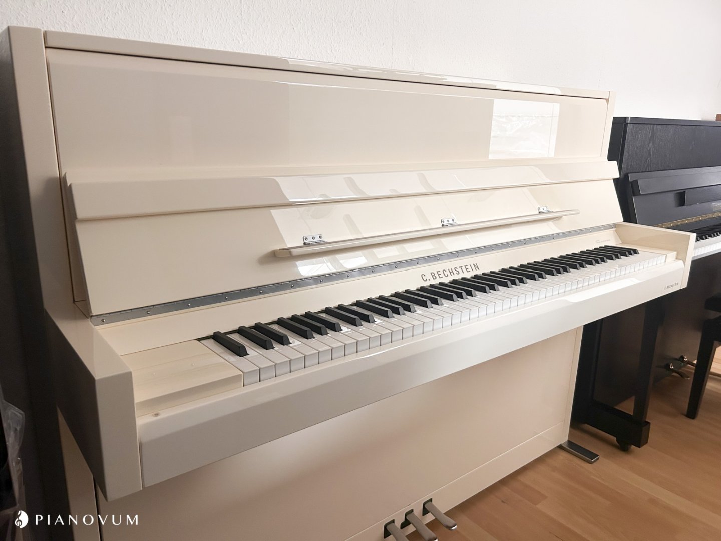 C. Bechstein 116 Millenium von 2004 in Weiß glänzend