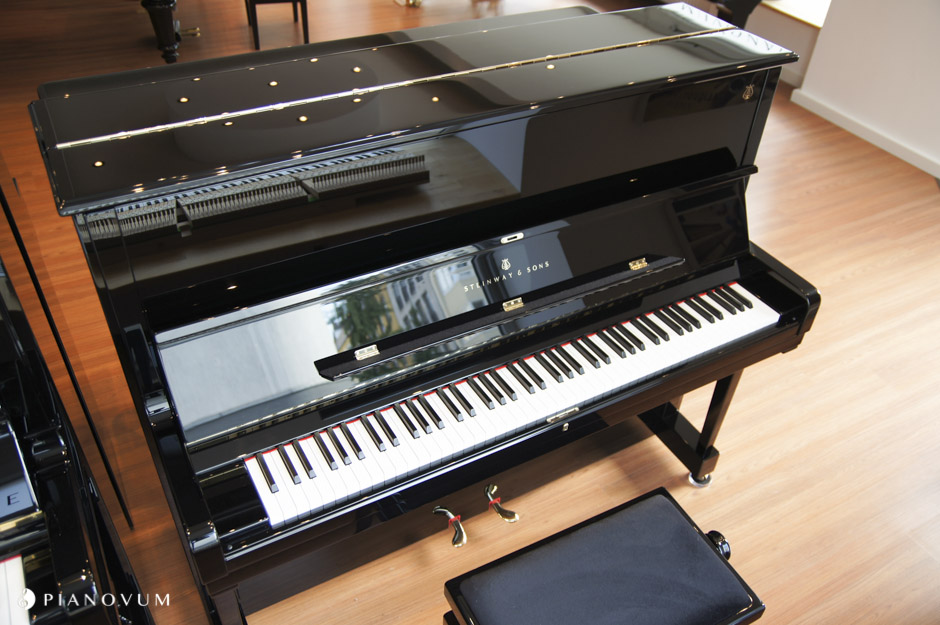 Steinway & Sons V-125 von 1994 in Schwarz glänzend