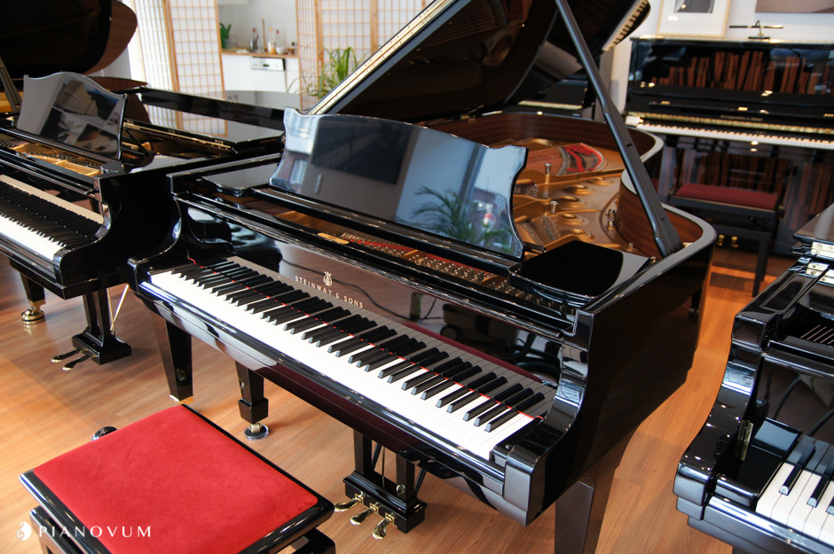 Steinway & Sons B-211 von 2002 in Schwarz glänzend