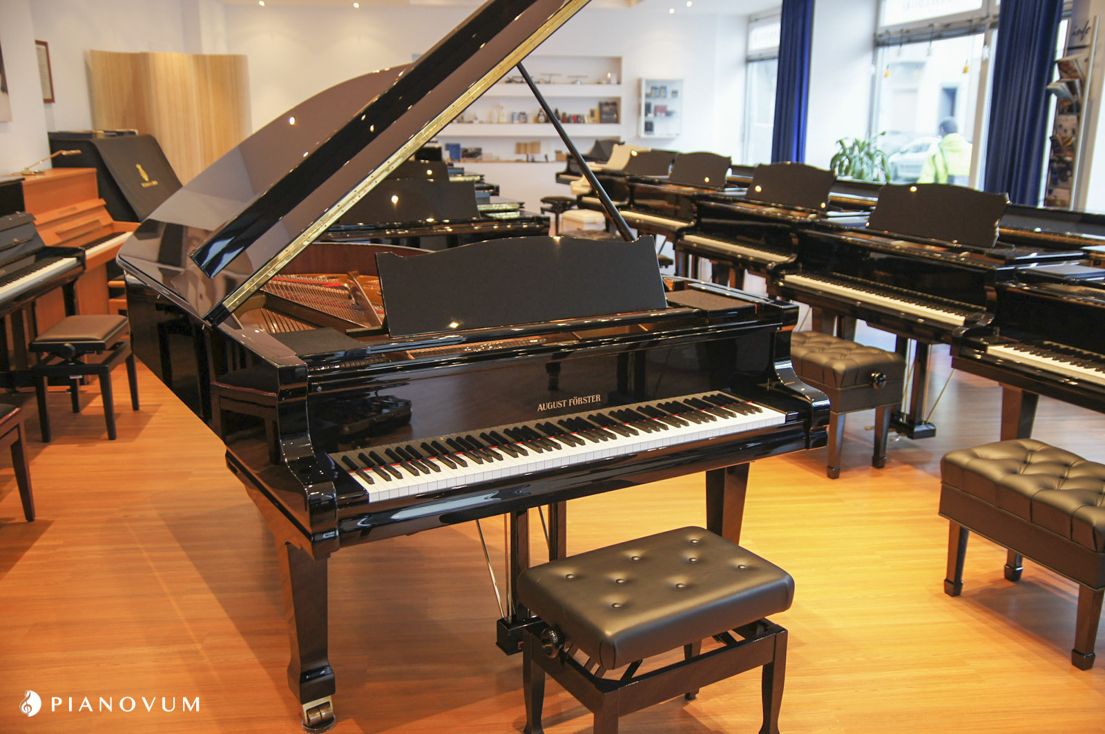Förster 215 von 2002 in Schwarz glänzend