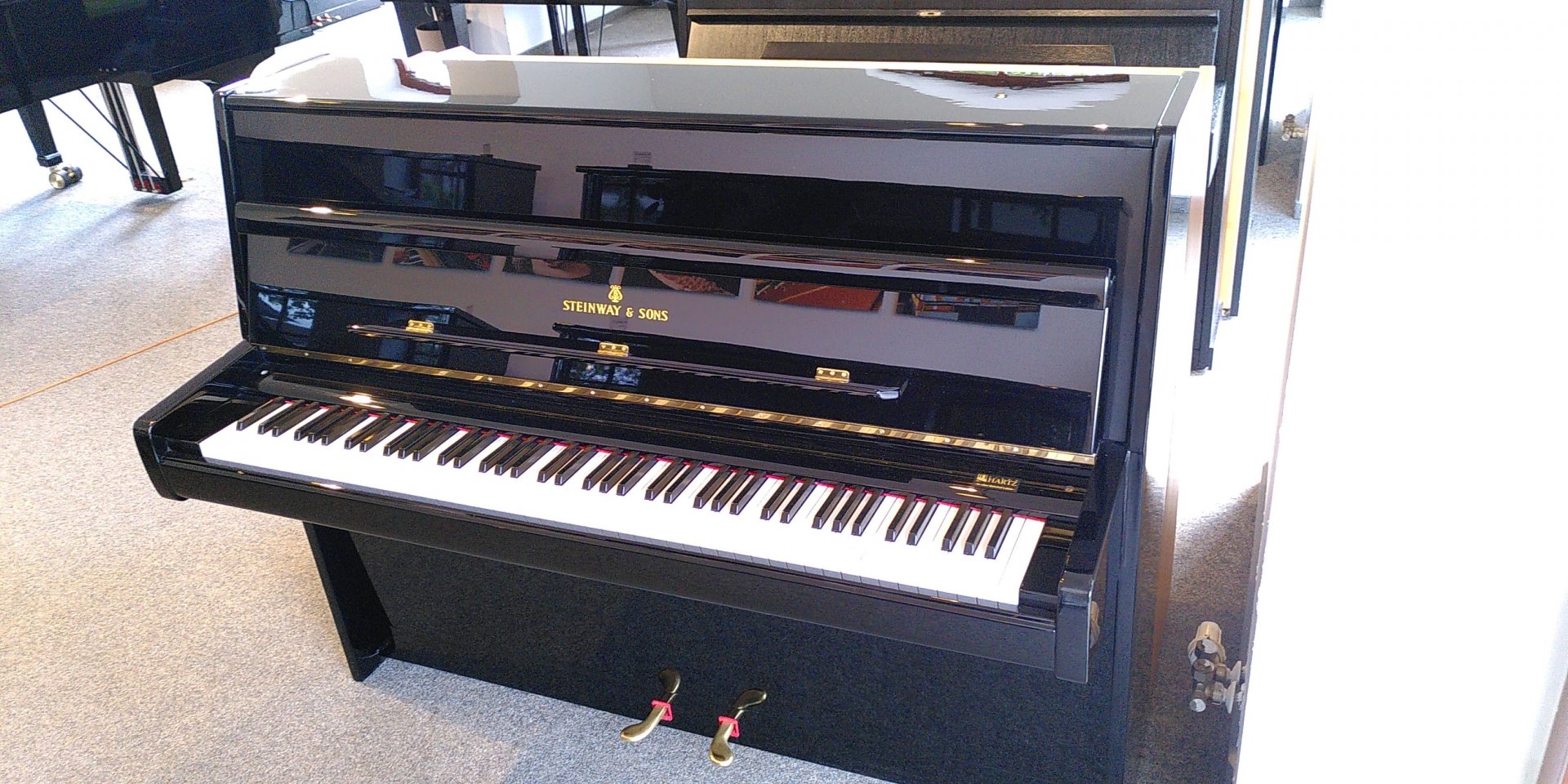 Steinway & Sons Z 114 von 1975 in Schwarz glänzend