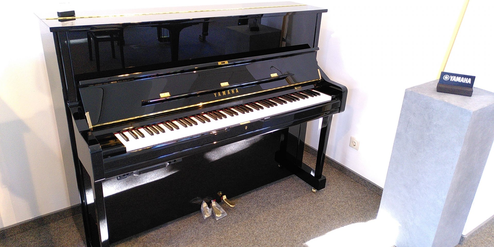 Yamaha U1 TransAcoustic von 2021 in Schwarz glänzend