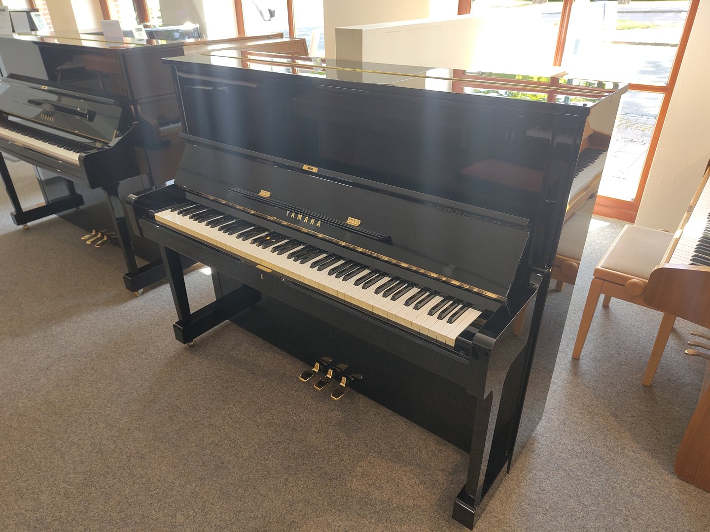 Yamaha U1 von 1980 in Schwarz glänzend