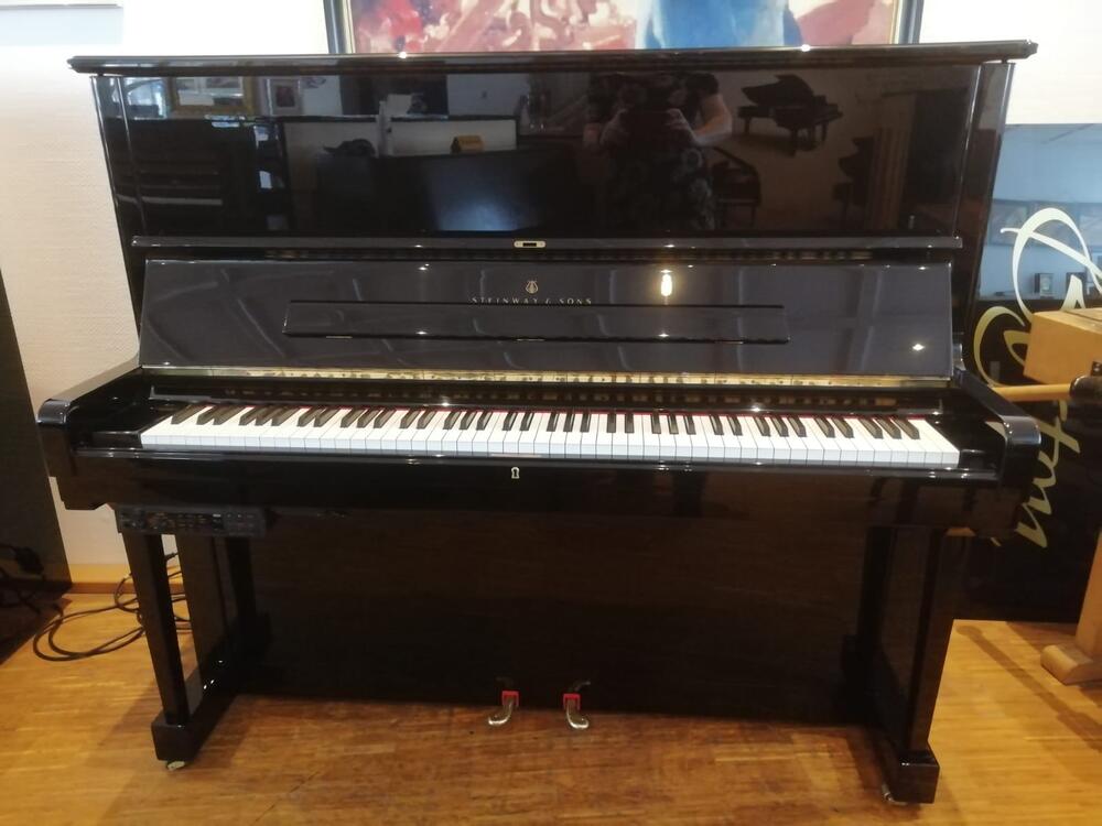 Steinway & Sons K-132 von 1988 in Schwarz glänzend