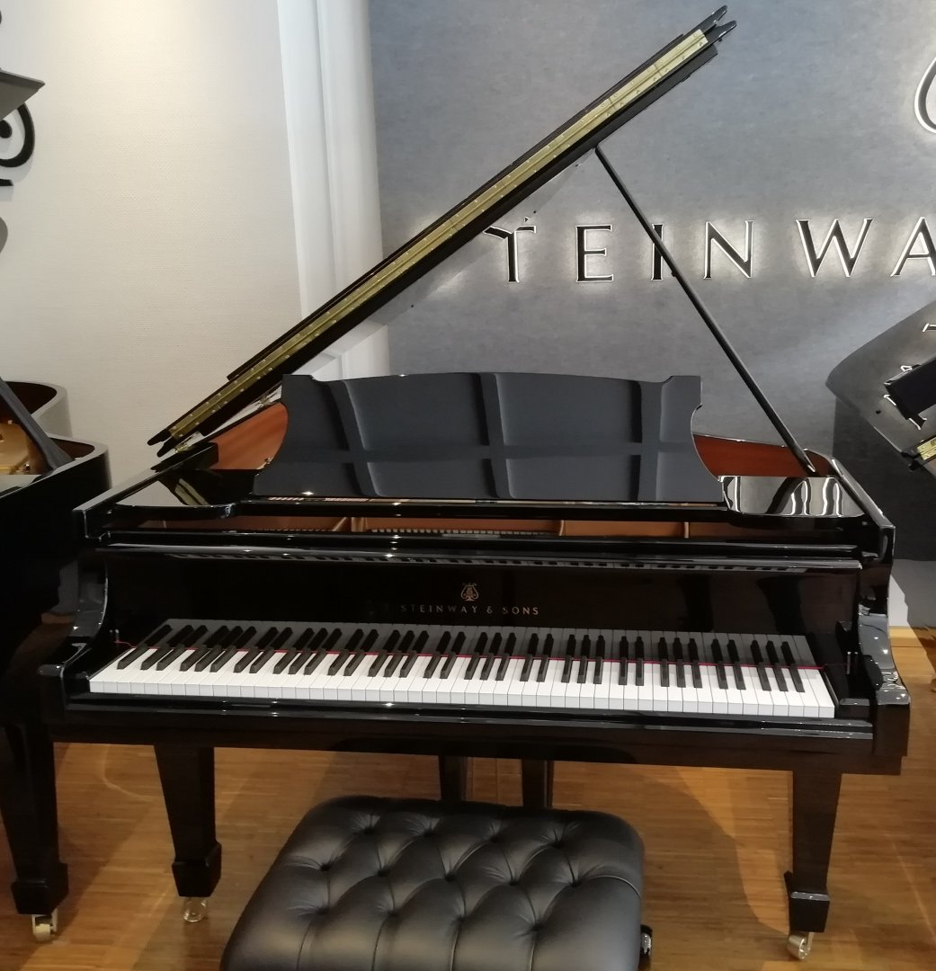Steinway & Sons O-180 von 1922 in Schwarz glänzend