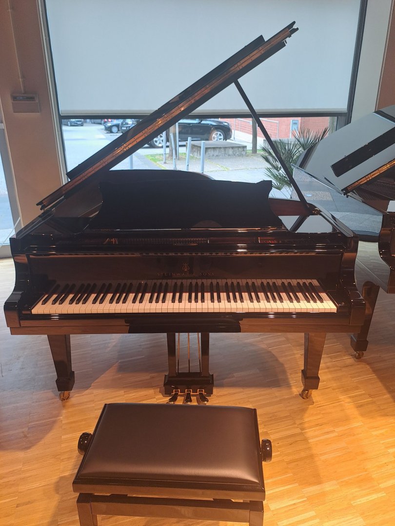 Steinway & Sons B-211 von 2013 in Schwarz glänzend