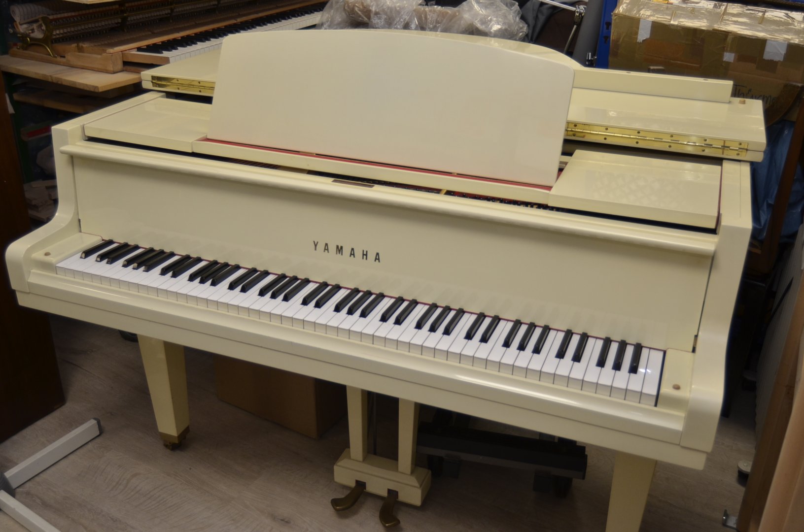 Yamaha G1 von 1970 in Weiß glänzend