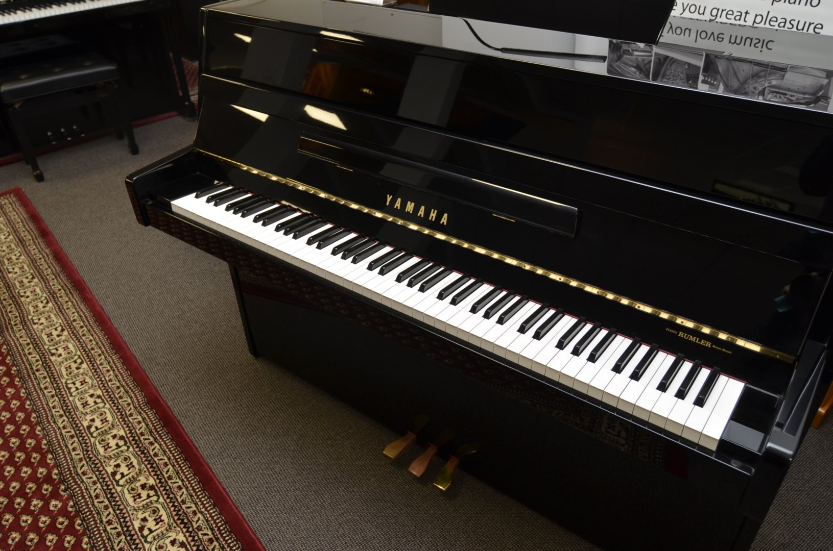 Yamaha C-109 von 1975 in Schwarz glänzend
